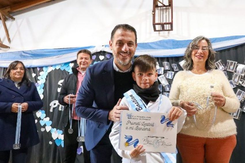 Julián Álvarez participó en la promesa de lealtad a la bandera en la EP N°48 de Lanús Oeste