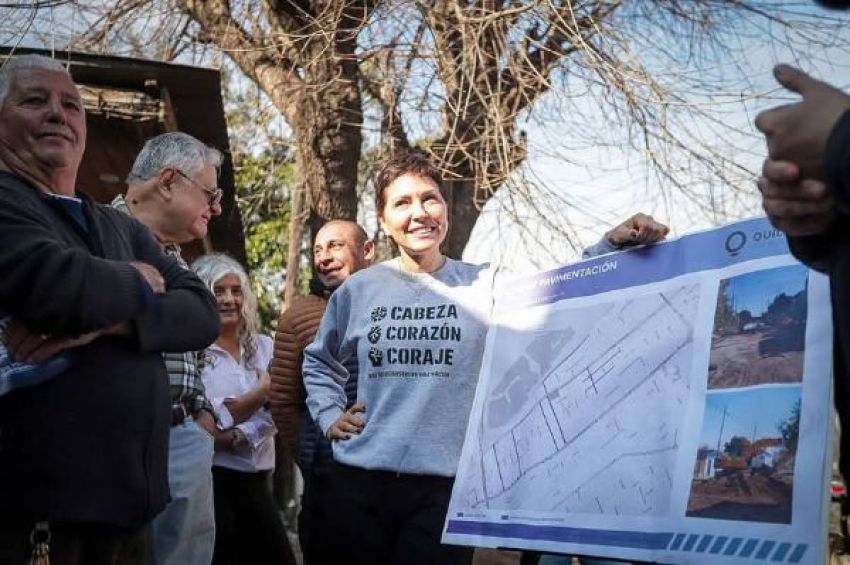 Mayra recorrió junto a vecinos la obra de pavimentos en el barrio San Valentín de Bernal Oeste