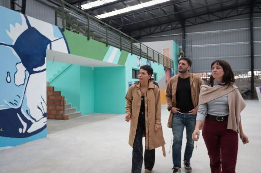Mayra recorrió la obra del nuevo Polideportivo del Barrio Kolynos en Quilmes Oeste