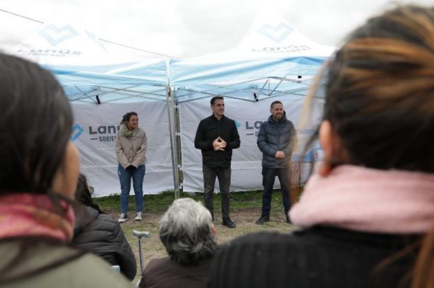Julián Álvarez y Leandro Decuzzi recorrieron obras en Villa Constitución y conversaron con vecinos y vecinas
