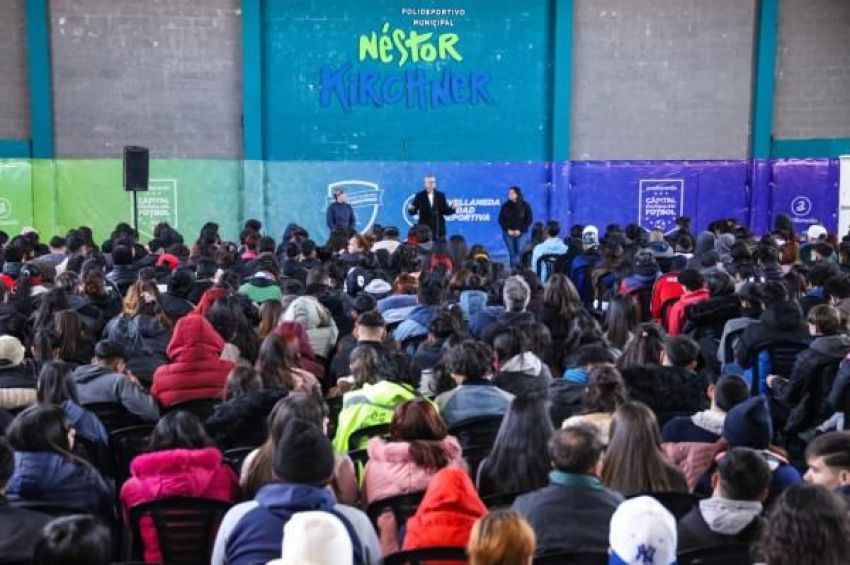Ferraresi y Romina Barreiro con jóvenes del programa Envión en el Polideportivo Néstor Kirchner