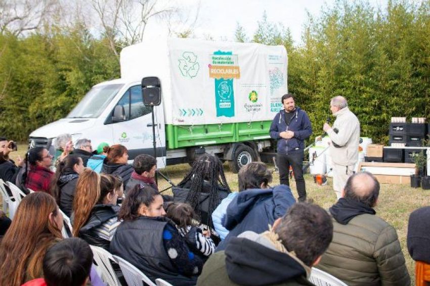 El senador Santalla y el Ministerio de Ambiente bonaerense entregaron un camión y herramientas para cooperativas de Avellaneda