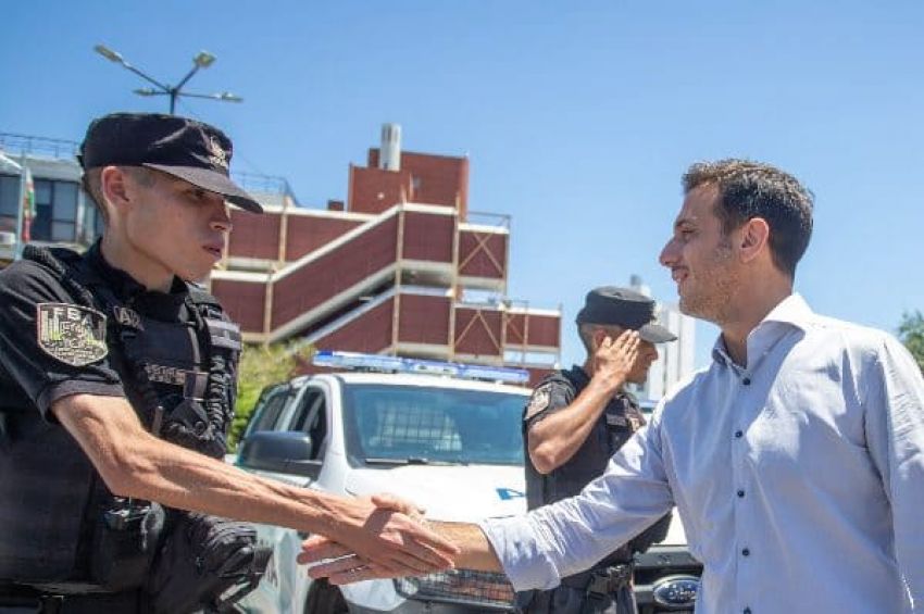 Julián Álvarez presentó la ampliación de la fuerza de seguridad en Lanús con una nueva flota de móviles policiales