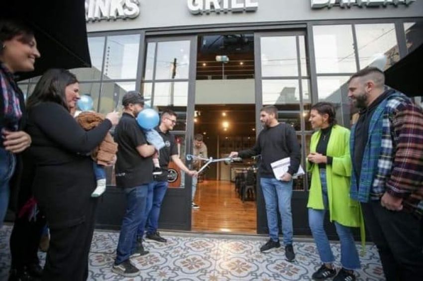 Mayra participó de la inauguración de un nuevo local gastronómico en Quilmes Oeste