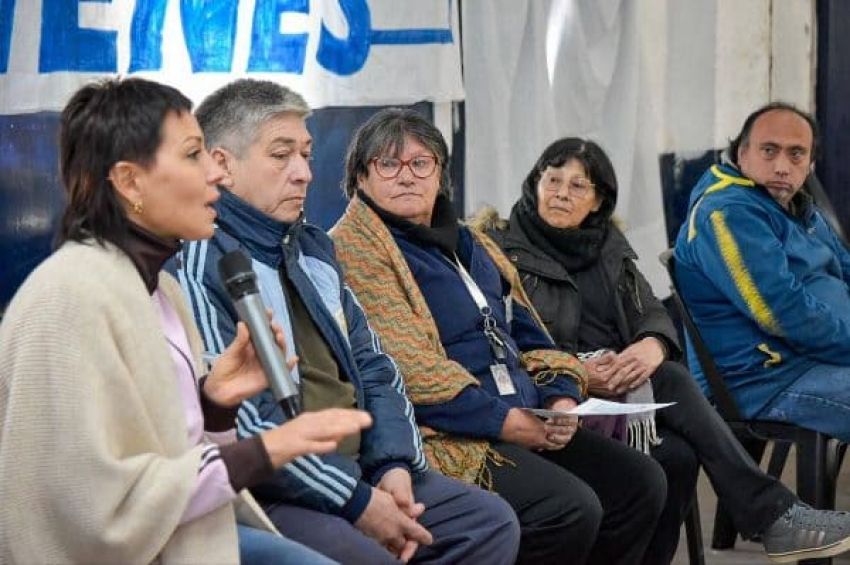 Mayra dialogó con vecinos de Ezpeleta sobre la Ley Bases