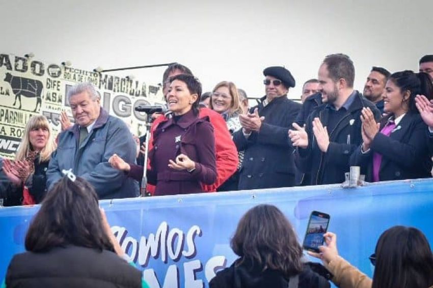 Mayra encabezó los festejos por el 98° aniversario de Villa La Florida