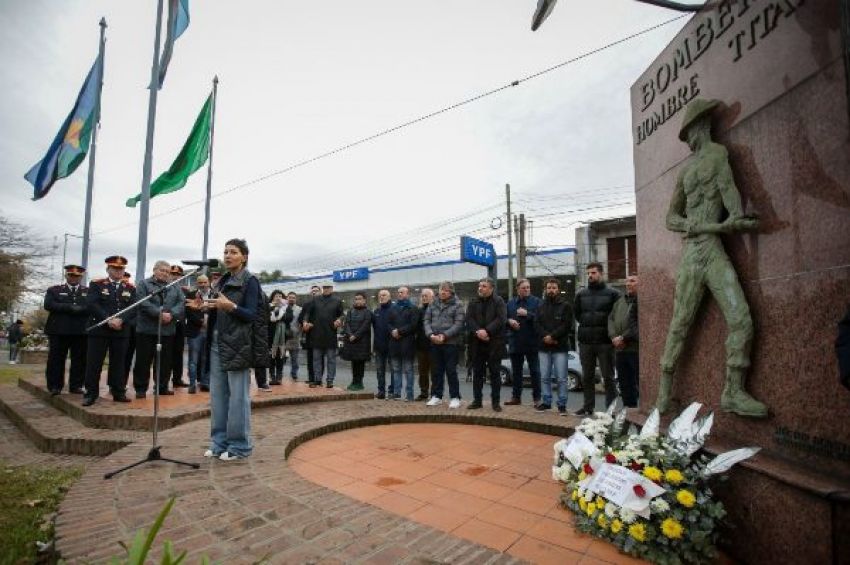 Mayra acompañó la celebración por el «Día de la Bombera y del Bombero Voluntario»