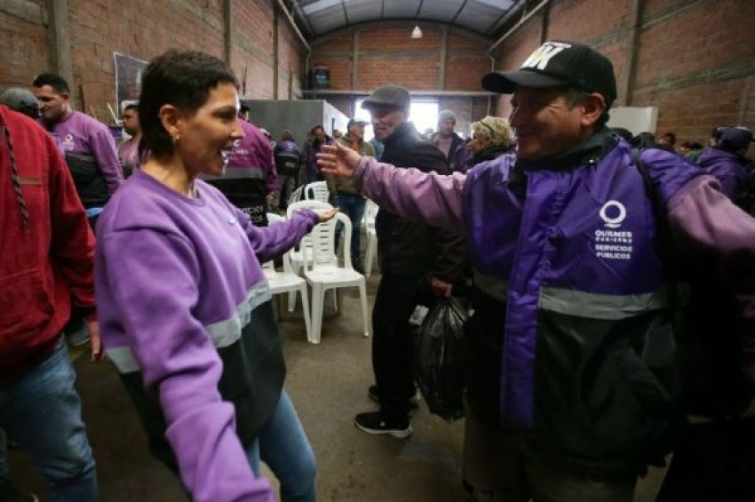 Mayra entregó indumentaria a trabajadores de servicios públicos