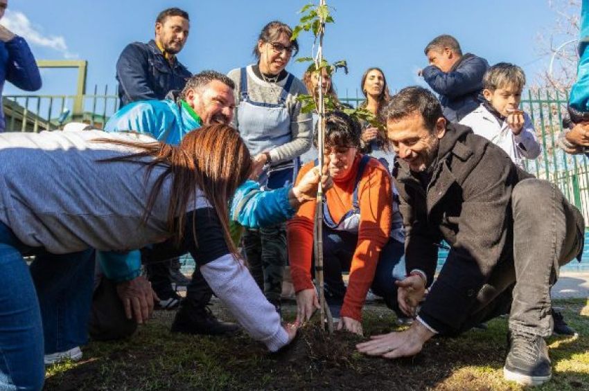 Lanús Gobierno plantó el árbol número 1000 del mes junto a vecinos y vecinas de Valentín Alsina