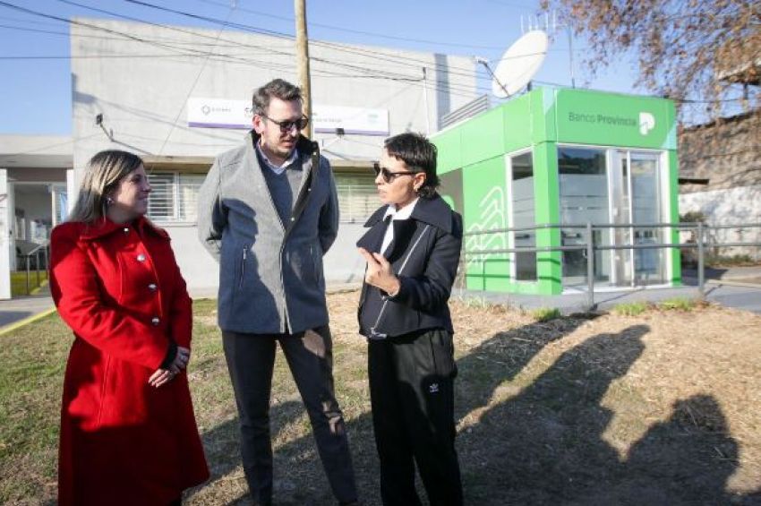 Mayra y Juan Cuattromo inauguraron nuevos cajeros automáticos del Banco Provincia en Villa La Florida