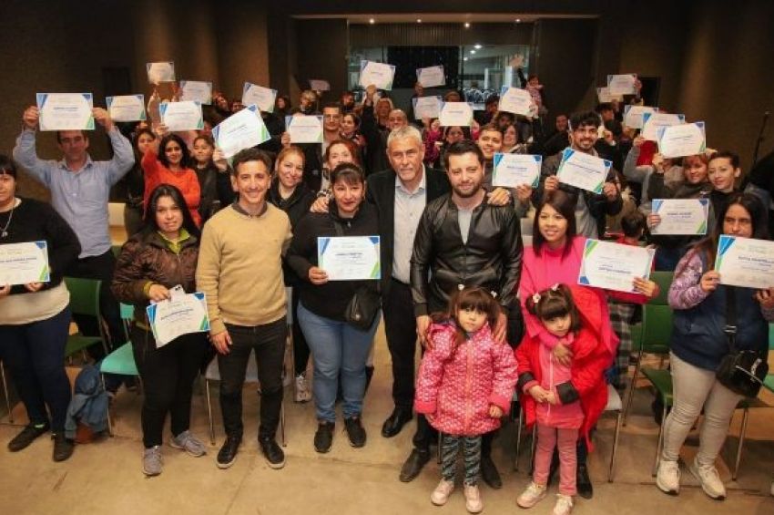 Ferraresi entregó 47 microcréditos «Construir futuro»