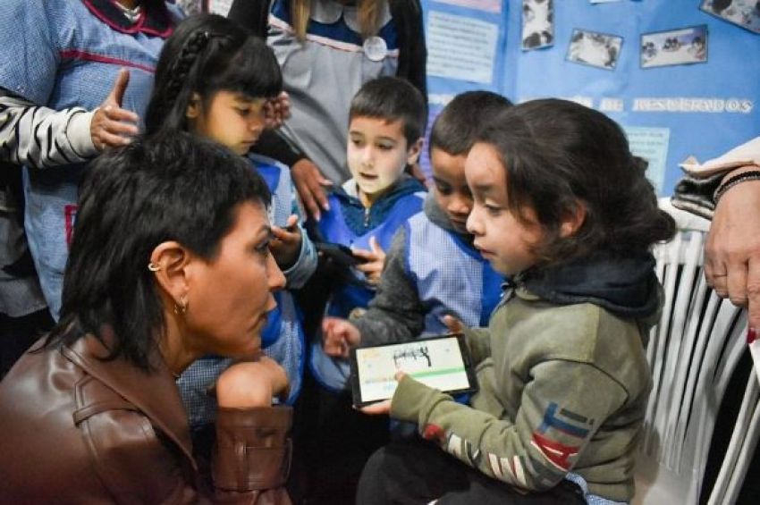 Mayra recorrió la Feria Regional de Educación, Artes, Ciencias y Tecnología en la UNQ