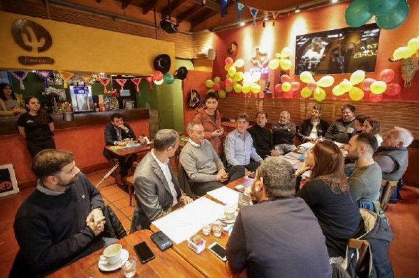 Mayra Mendoza dialogó con comerciantes de Bernal