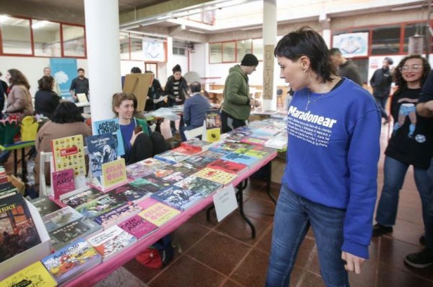 Mayra Mendoza recorrió la 12° Feria Editorial «El sur también publica» en la UNQ