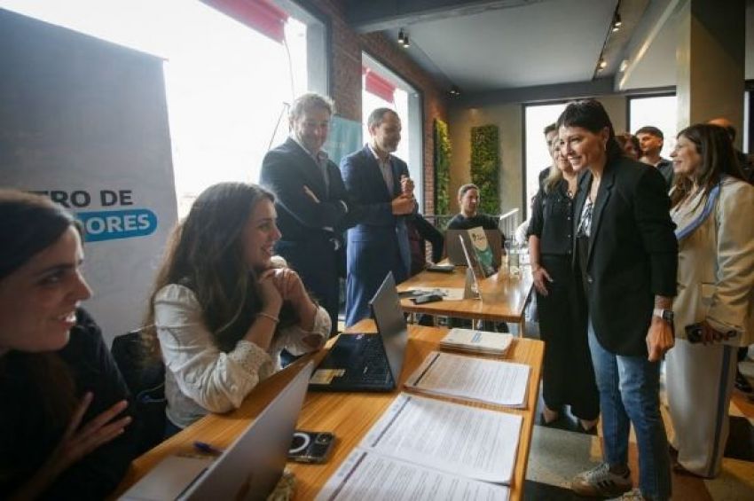 Mayra junto empresarios quilmeños en la Ronda de Negocios Multisectorial 2024