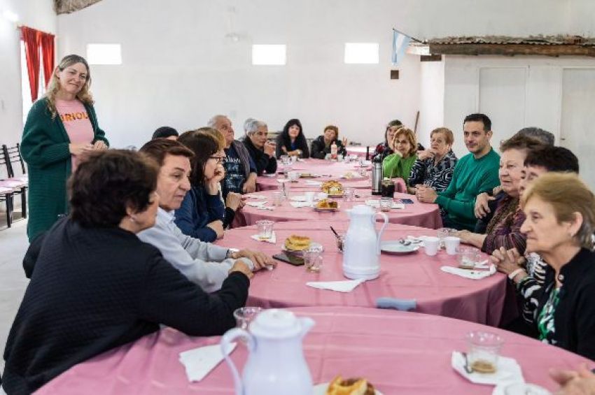 Julián Álvarez compartió un desayuno con personas mayores en el Día de las y los Jubilados