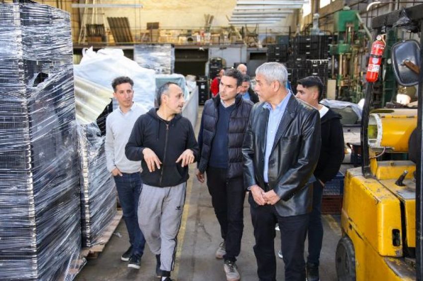 Jorge Ferraresi visitó dos cooperativas de trabajo en Sarandí y Gerli