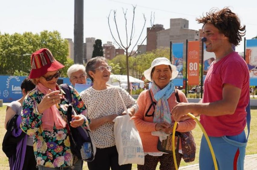 Centros de Jubilados y Pensionados visitaron Universo Lanús en el Parque Eva Perón