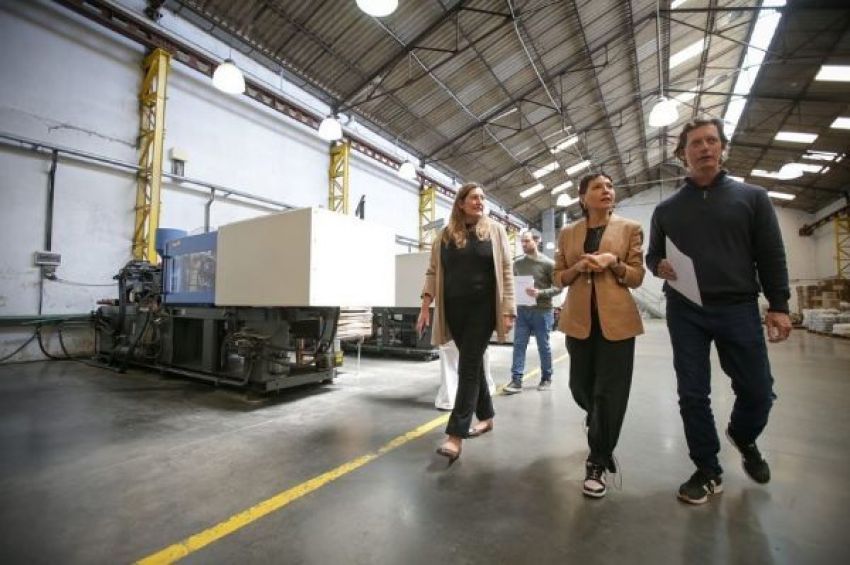 Mayra le entregó el certificado de habilitación industrial a una empresa quilmeña