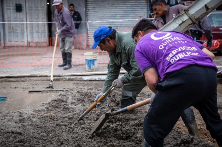 Trabajos de bacheo y reparación de pavimento en el Barrio La Matera en Quilmes Oeste
