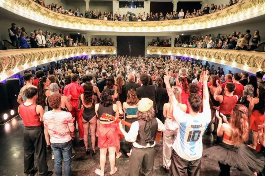 El Teatro Roma festejó sus 120 años con una multitud de vecinos y vecinas