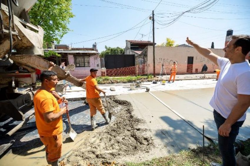 Julián Álvarez recorrió las obras de pavimentación en Monte Chingolo
