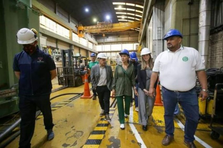 Mayra recorrió la fábrica Faraday donde dialogó con autoridades y trabajadores