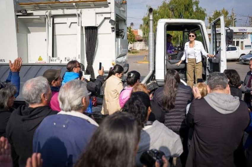 Mayra Mendoza presentó un nuevo camión y 23 contenedores de residuos en Ezpeleta