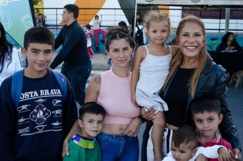 Magdalena Sierra encabezó la entrega de kits escolares del Programa «De Punta en Blanco»