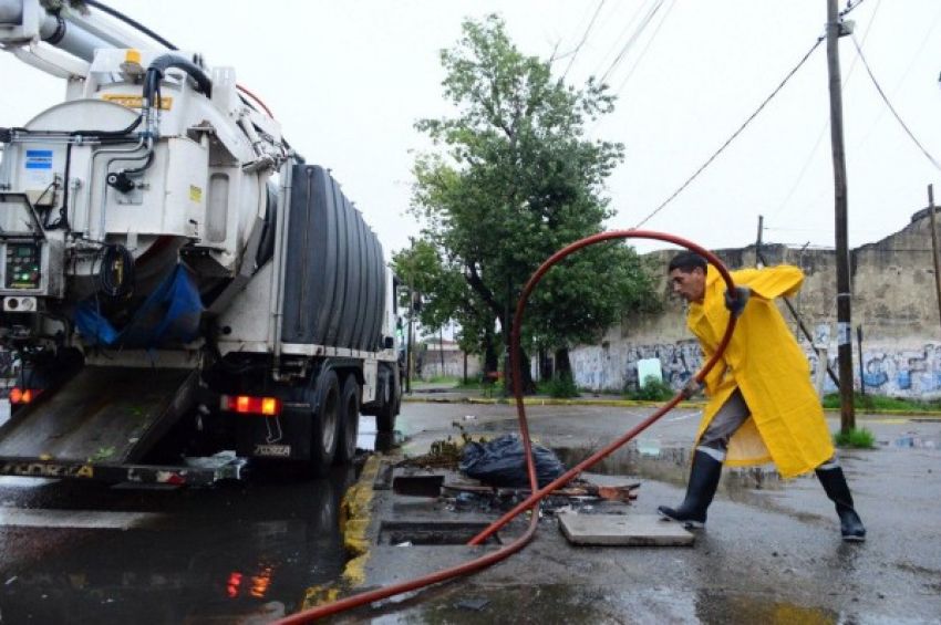 El municipio de Quilmes intensificó los trabajos de limpieza de arroyos y desobstrucción de sumideros por las fuertes lluvias